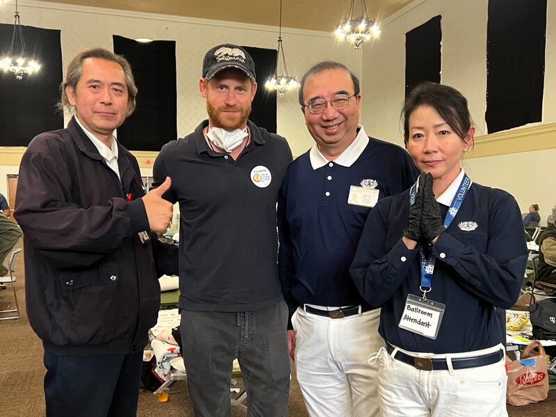 英國哈利王子（左2）10日赴災民收容中心探視洛杉磯野火災民，與美國慈濟志工張天駿（右2）、邢敏（左1）、張慧綺（右1）合影。（張天駿提供） (圖：中央社)