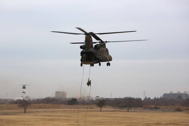 日本陸上自衛隊唯一的空降部隊「第一空挺團」12日在千葉縣習志野演習場舉行演訓，日本防衛大臣中谷元到場視察並稱讚這場訓練很有爆發力，第一空挺團精銳無比。 (圖：中央社)