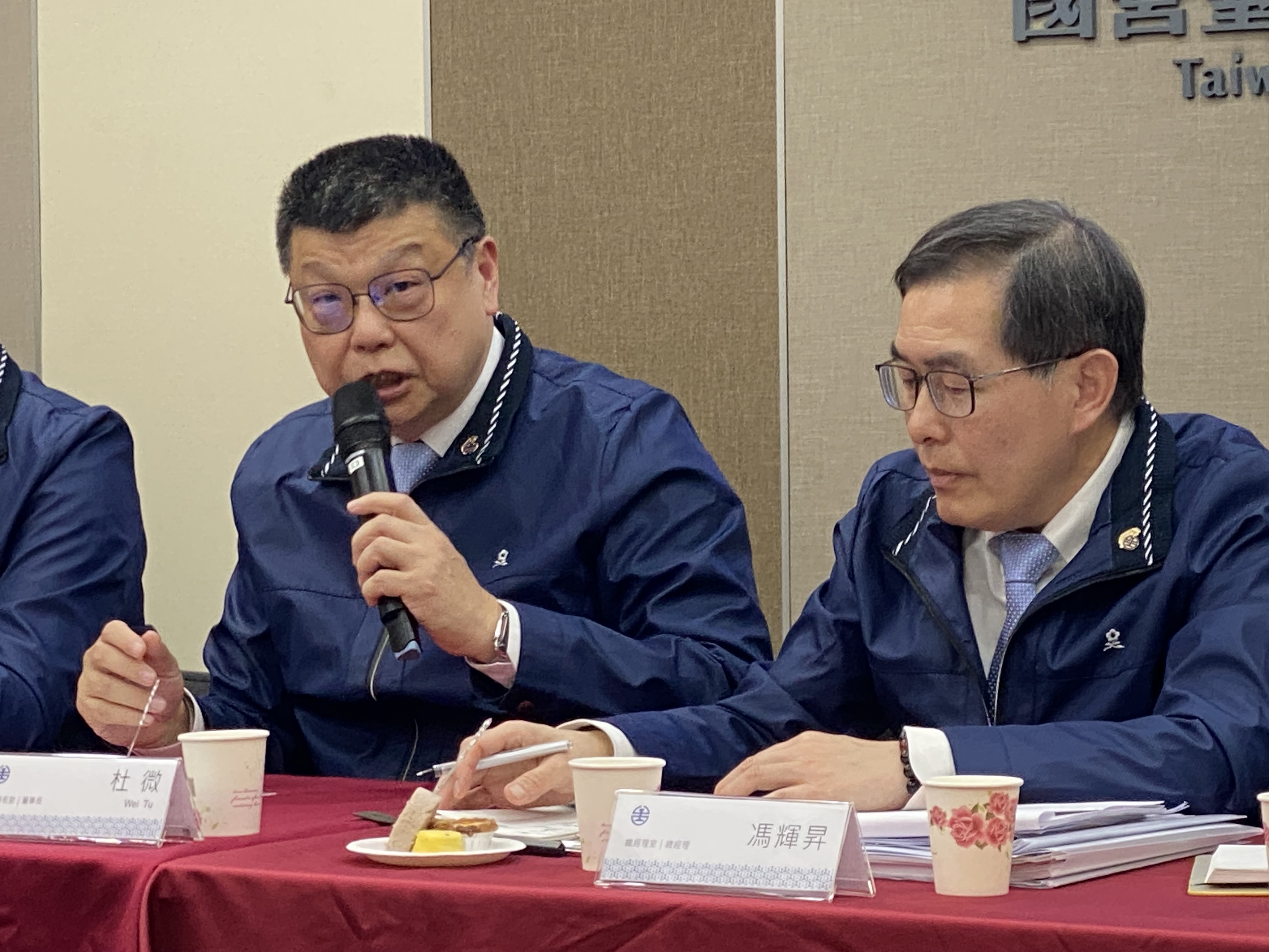 台鐵公司董事長杜微(左)13日率領總經理馮輝昇(右)等，對外說明台鐵公司化一年來的成效及展望。(吳琍君 攝)