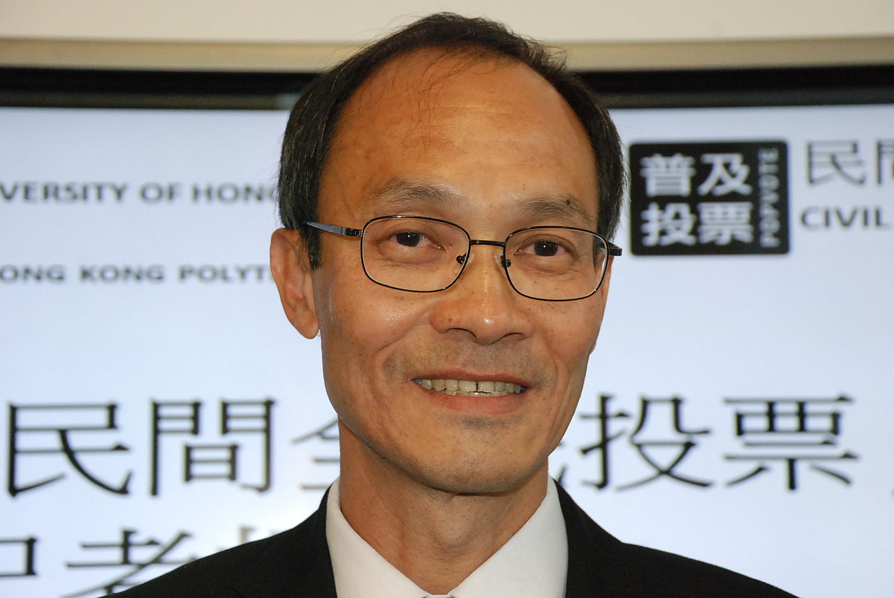 香港民意研究所主席及行政總裁鍾庭耀日前發表聲明指出，香港民研「舉步維艱，唯有停步」，不排除將會結業。(圖：維基百科)