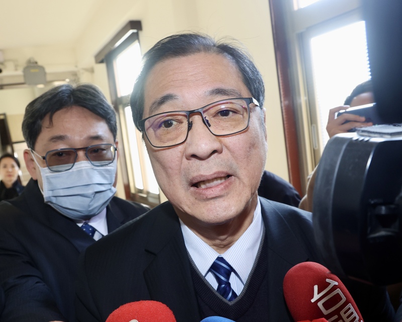 法務部長鄭銘謙（前）13日赴立法院司法及法制委員會專題報告，被媒體堵訪。 (圖：中央社)