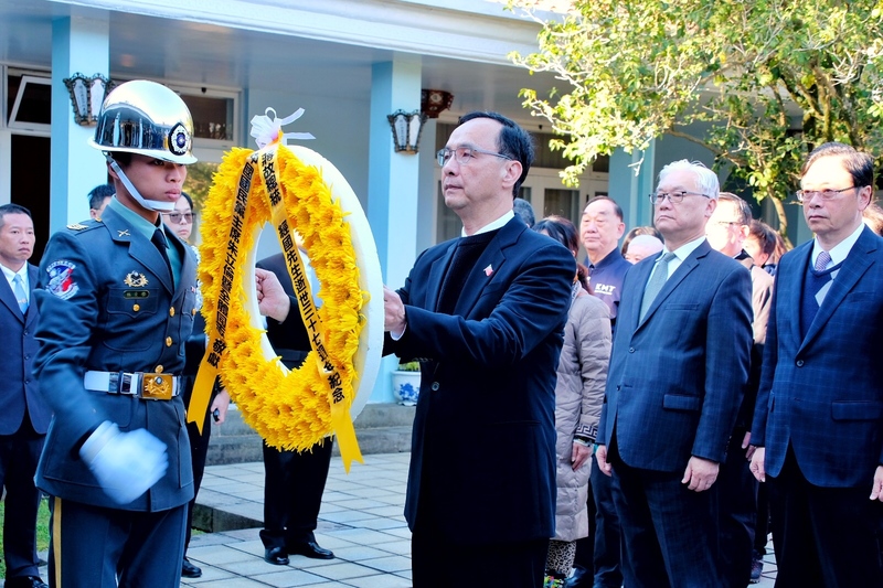 國民黨主席朱立倫（前排左2）13日率領黨部人員， 出席前總統蔣經國逝世37週年紀念謁陵，代表獻花致意，並接受媒體訪問。 (圖：中央社)