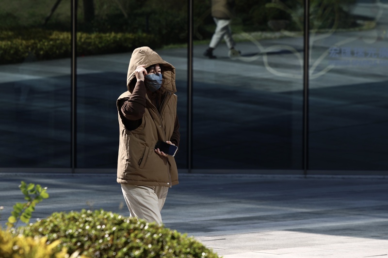 北市政府今天(21日)罕見發布溫差「危險等級」預警。醫師提醒，有心腦血管或呼吸道疾病者須做好保暖，避免溫差大增加猝死風險。 (圖：中央社)