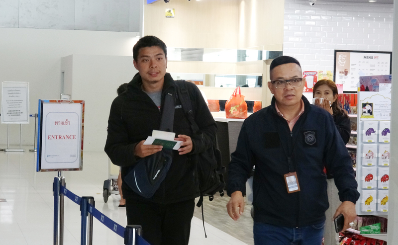 台灣火舞表演者謝岳鵬(左)2024年底遭騙至緬甸詐騙園區，在台灣警方和泰國警方積極合作下，14日早上搭機返回台灣。 (圖：中央社)