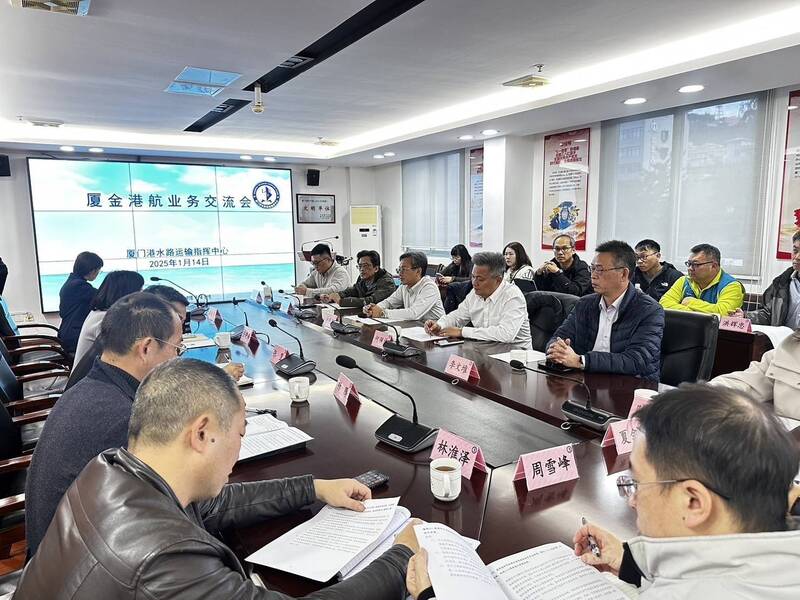 農曆春節將至，金門縣政府近日由觀光處長許績鑫（中排左3）帶隊拜訪廈門及泉州交通、文旅、台辦等部門及航運業者，盼更完善小三通旅客服務。(圖：中央社)