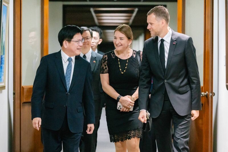 外交部長林佳龍（左）14日午宴歡迎立陶宛前外交部長藍柏吉斯（Gabrielius Landsbergis，右）來訪，並致謝藍斯柏吉斯堅定挺台。（外交部提供）