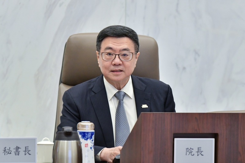 農曆春節在即，行政院長卓榮泰14日主持治安會報時提出4指示，包含加強取締非法賭博、加強宣導勿酒駕、加強落實防詐，以及應加強巡邏守望，必要時協助民眾護鈔。（行政院提供） (圖：中央社)