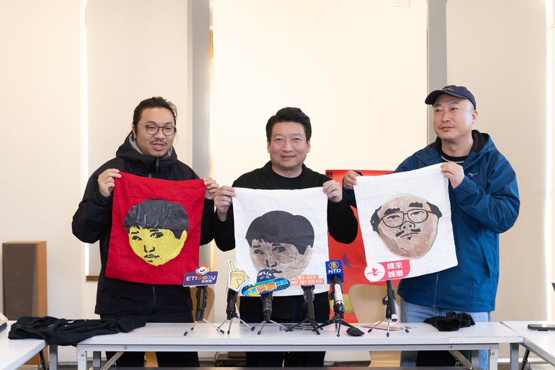 中國電影「漂亮朋友」涉及同性戀題材，在中國威權統治下面臨嚴格審查，無論在中國大陸或香港都沒有上映空間。圖為(左起)製片王子劍、演員張志勇、導演耿軍。(圖：中央社)