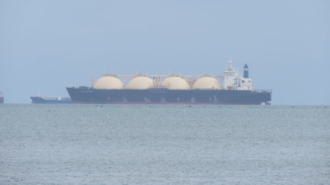 歐盟今天(20日)正式對俄羅斯實施新一輪制裁，針對其「影子艦隊」(shadow fleet)油輪(圖)，並威脅對遲遲不肯同意烏克蘭停火的莫斯科，實施進一步懲罰。(資料照/X@TomaszOrlowicz)