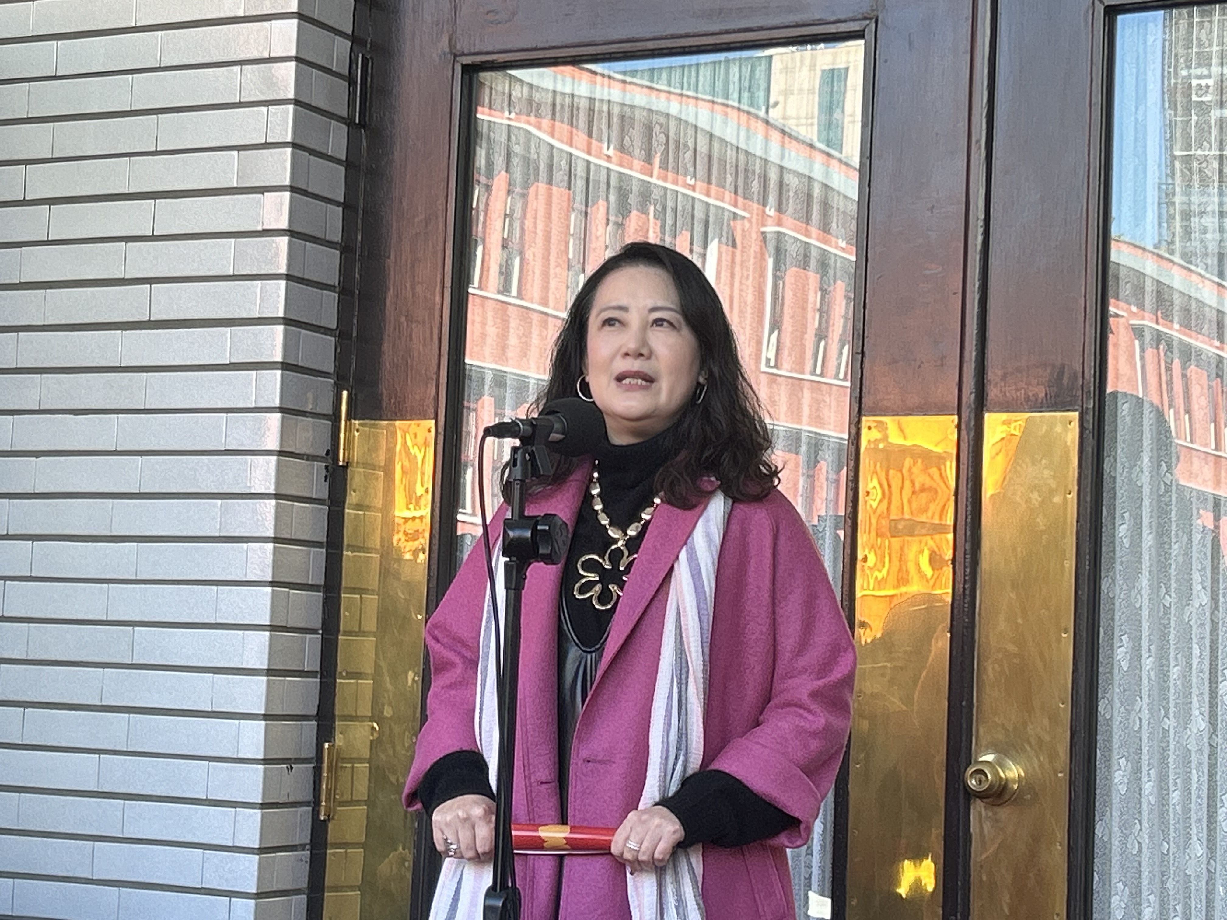 民進黨團幹事長吳思瑤今天(14日)在議場前受訪表示，呼籲朝野理性監督預算。(趙婉淳 攝)