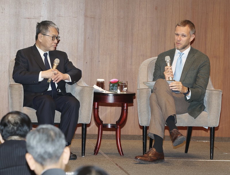 立陶宛前外交部長藍斯柏吉斯(Gabrielius Landsbergis)(右)15日上午在台北舉行來台演講會，遠景基金會執行長怡賴怡忠(左)擔任引言人。(圖：中央社)
