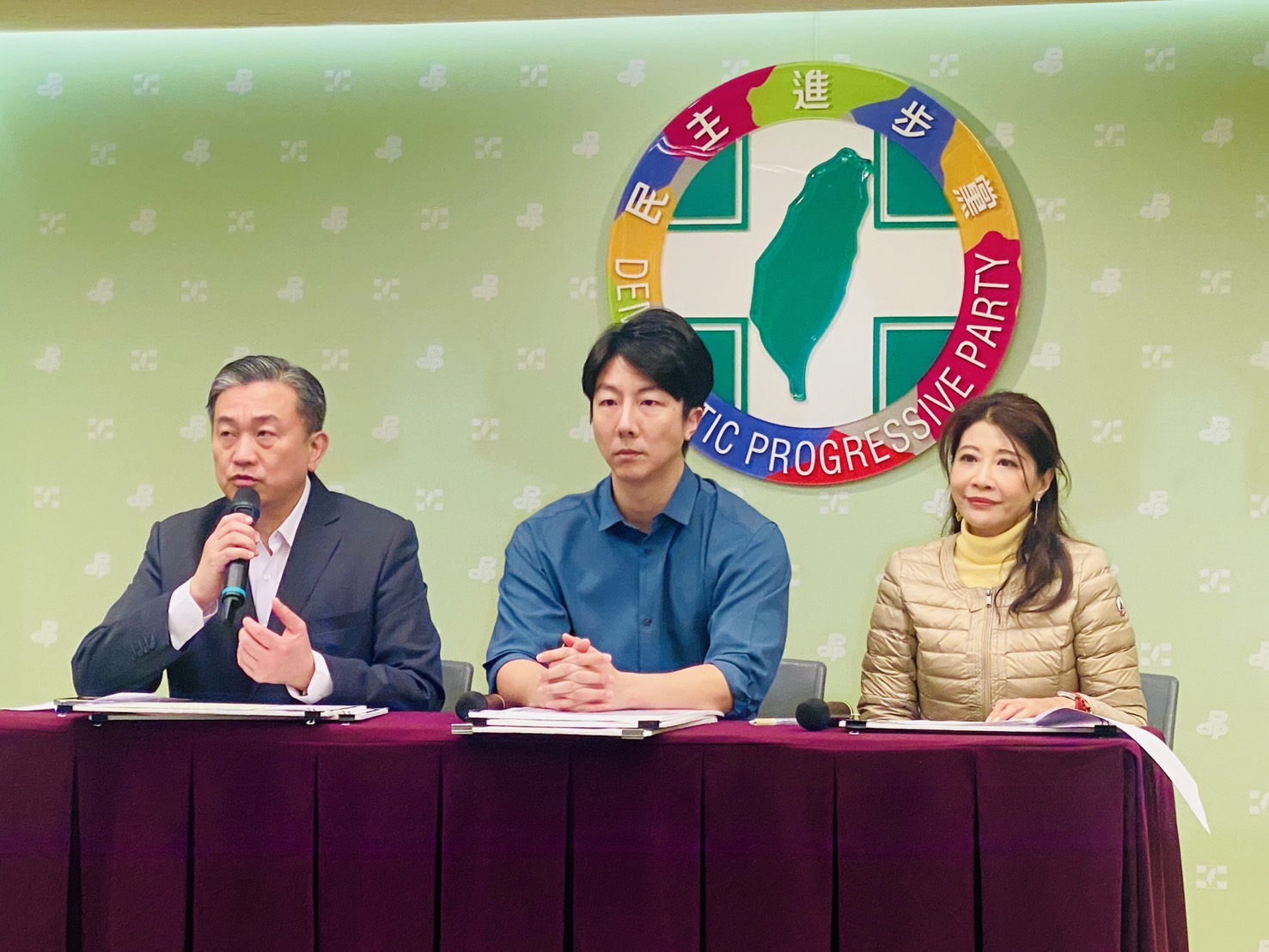 民進黨今天(15日)盤點國民黨近來強推毀憲亂政的修法，現在又捲土重來，提出縮短中國籍配偶入籍年限的修法，意圖弱化台灣主權、替中國開後門，紅色滲透步步進逼。(劉玉秋 攝)