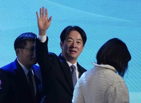 總統賴清德（中）15日晚間在台北圓山大飯店出席全國創新創業總會第26、27屆總會長交接暨會務幹部授證典禮，離去前向現場與會者揮手致意。(圖 : 中央社)