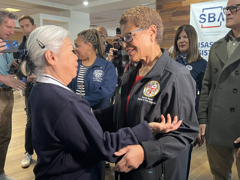 台灣僑胞吳如真（左）住家遭到洛杉磯野火焚毀，仍為慈濟當志工，洛杉磯市長巴斯（右）視察「災難復原中心」時特別上前慰問，並在記者會上公開稱吳如真是「洛杉磯精神的典範」。（慈濟提供） (圖：中央社)