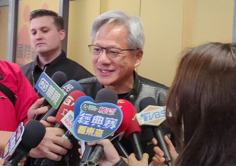 輝達(NVIDIA)執行長黃仁勳(中)16日搭機抵達台中國際機場，接受媒體聯訪。(圖：中央社)