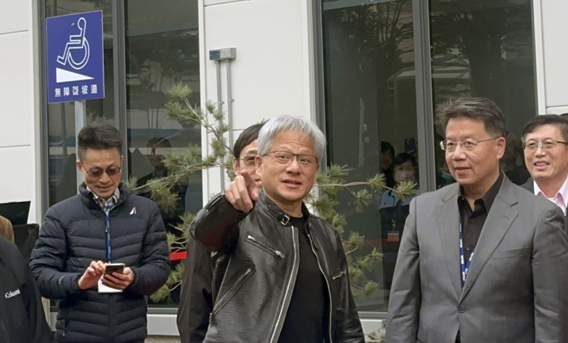 輝達(NVIDIA)執行長黃仁勳(前中)16日搭機抵達台中國際機場，搭車到潭子區參與矽品精密工業股份有限公司新廠揭牌。 (圖：中央社)
