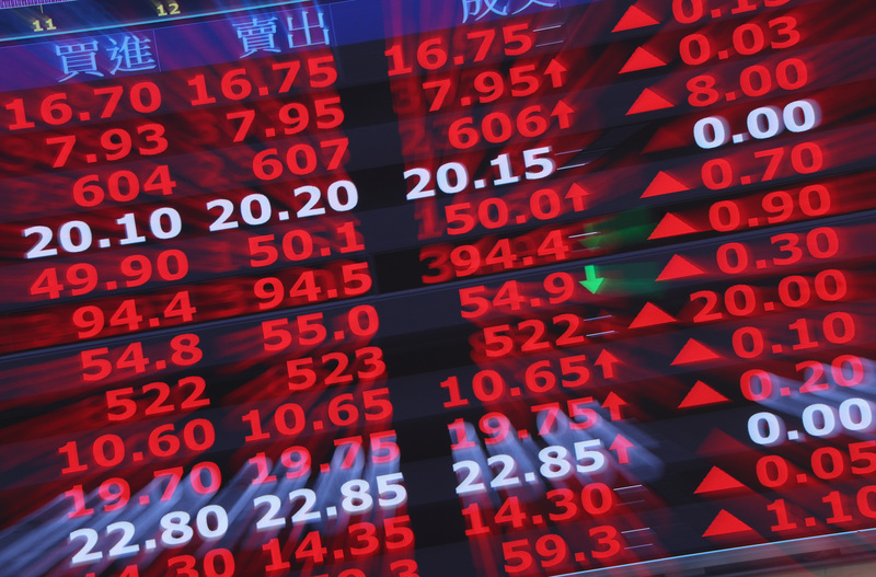 受台積電美國存託憑證(ADR)上漲逾1%激勵，台積電在台北股市股價重新站回1100元價位，至於美國對墨西哥加徵關稅延後，也讓近期遭外資大砍的鴻海、廣達等，暫時鬆一口氣，股價呈現反彈。資料照。(圖：中央社)