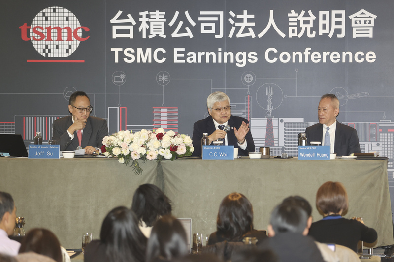 台積電董事長魏哲家（後中）16日在法說會上強調，導入最先進製程的第一順位永遠是台灣，並表示與美國現任及未來的政府都溝通順暢。 (圖：中央社)