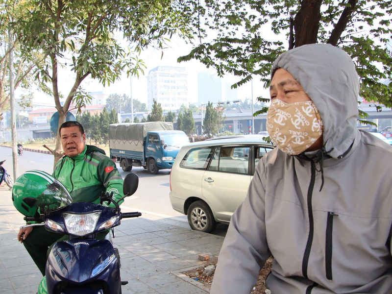 越南交通新規將罰款金額提高數倍至數十倍，現在機車闖紅燈要罰約新台幣5200元至7800元，是越南工人逾半個月的薪水。這樣的罰度讓市井小民連連叫苦，有人收到紅單當場哭出來。 (圖：中央社)