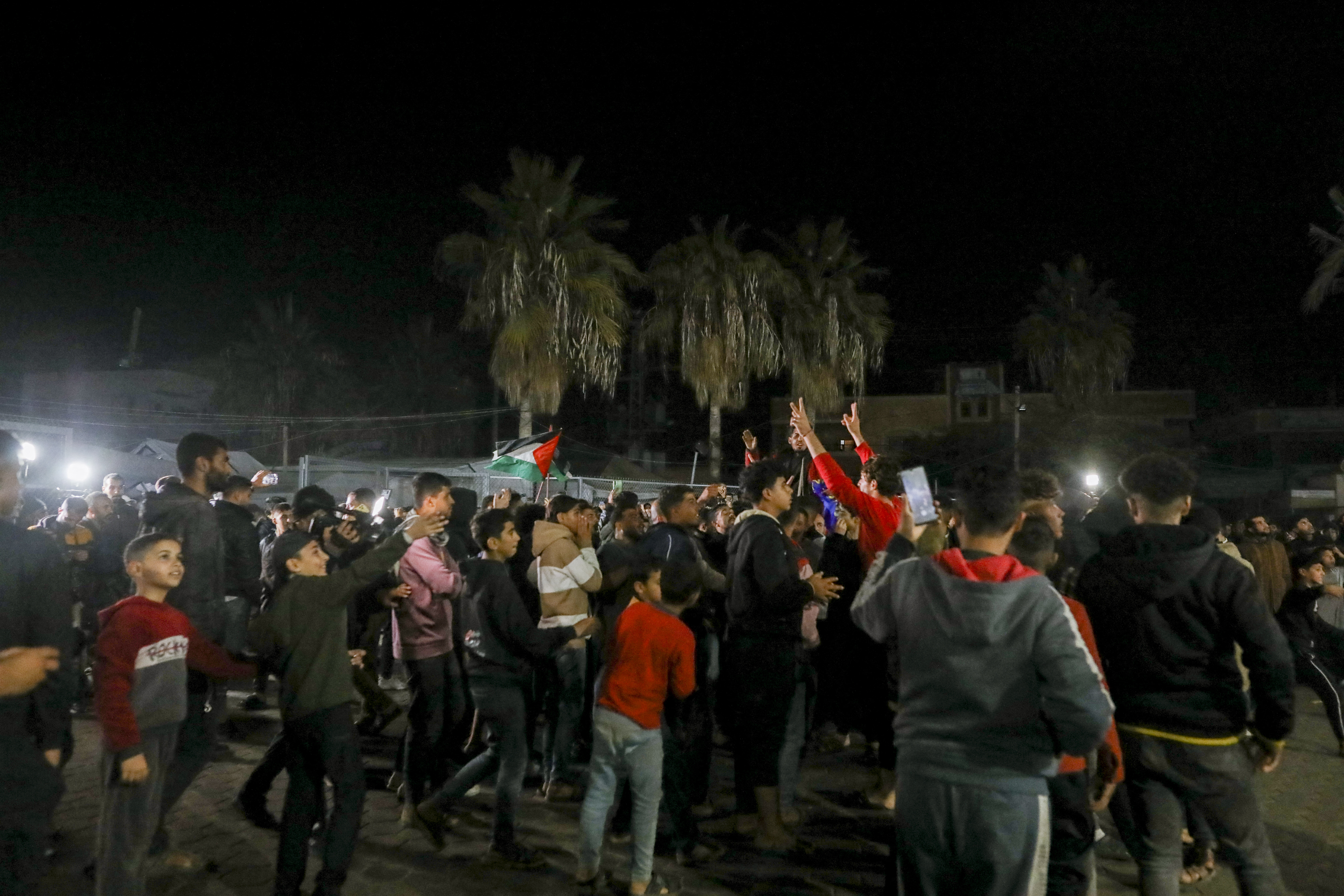 在以色列與哈瑪斯達成停火協議後，許多民眾在加薩走廊中部成是代爾巴拉赫街頭慶祝。(AFP)