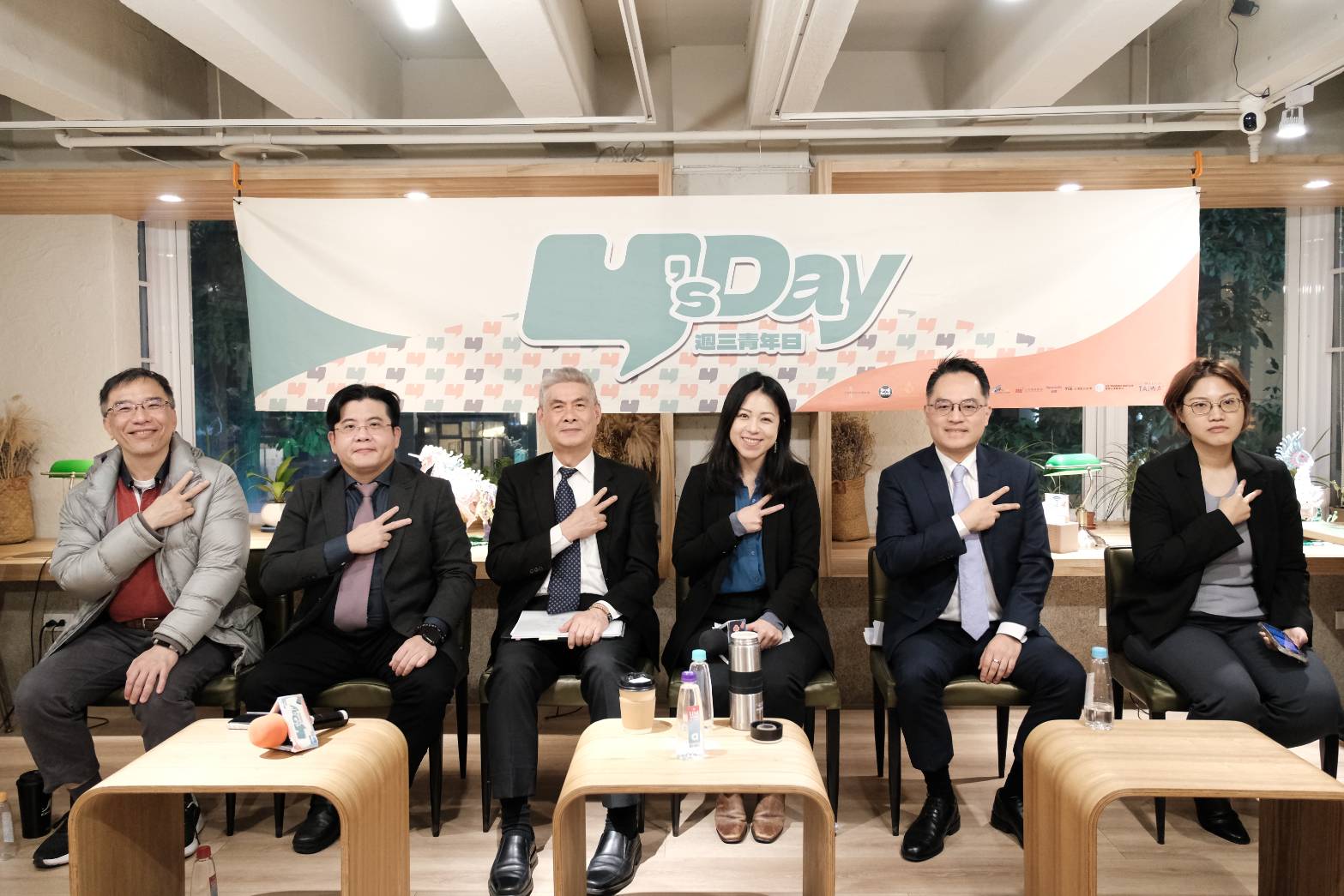 Y’s Day「週三青年日」15日舉辦「健保財務拉警報：點數、藥費、人力誰先贏？」座談。圖左起: 陳俐甫 郭年真 陳全文 張竹芩 陳柏同 郭玫岑。(台灣智庫提供)