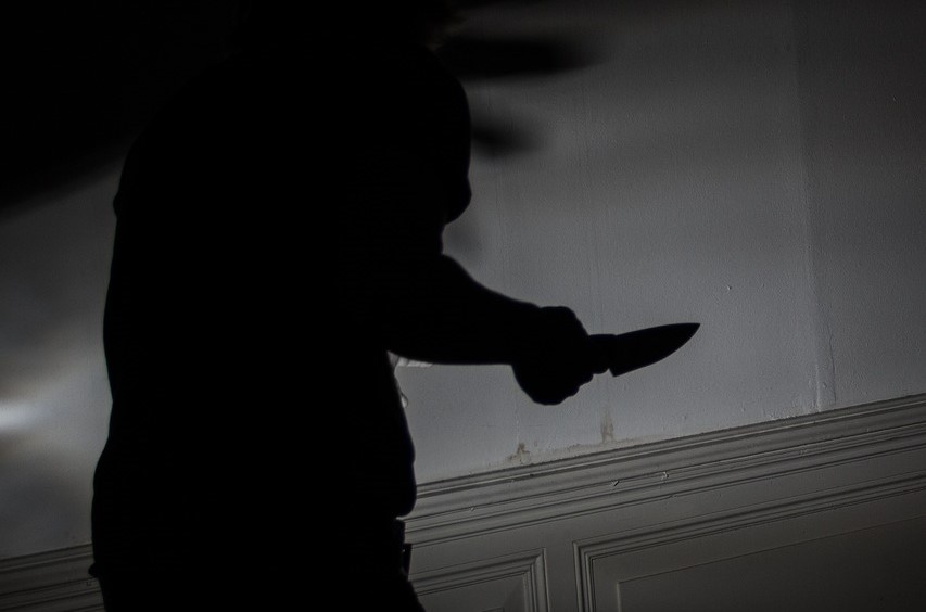 台北捷運石牌站今天(15日)晚間發生持刀傷人事件，陳姓女乘客在月台等車時，突然遭到不認識的林姓女子持刀刺傷，警方到場後當場逮捕、依法送辦。(示意圖 : Pixabay)