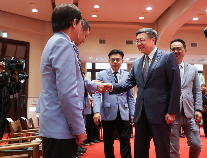 行政院長卓榮泰(前右)17日接見「泰國台灣商會聯合總會回國訪問團」，與訪團成員握手致意。(圖：中央社)