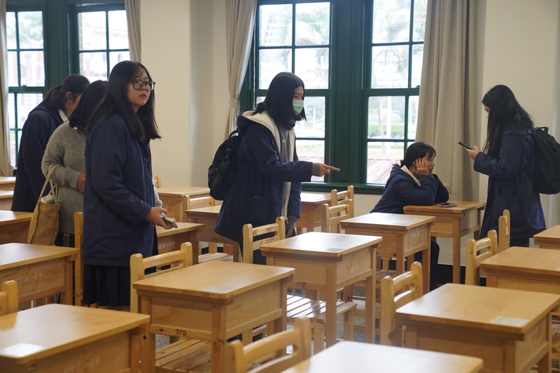 114學年度學科能力測驗18日起至20日將登場，17日下午開放考生提前查看試場，北一女中考場有許多學子把握時間確認隔天應試教室及座位。(圖：中央社)