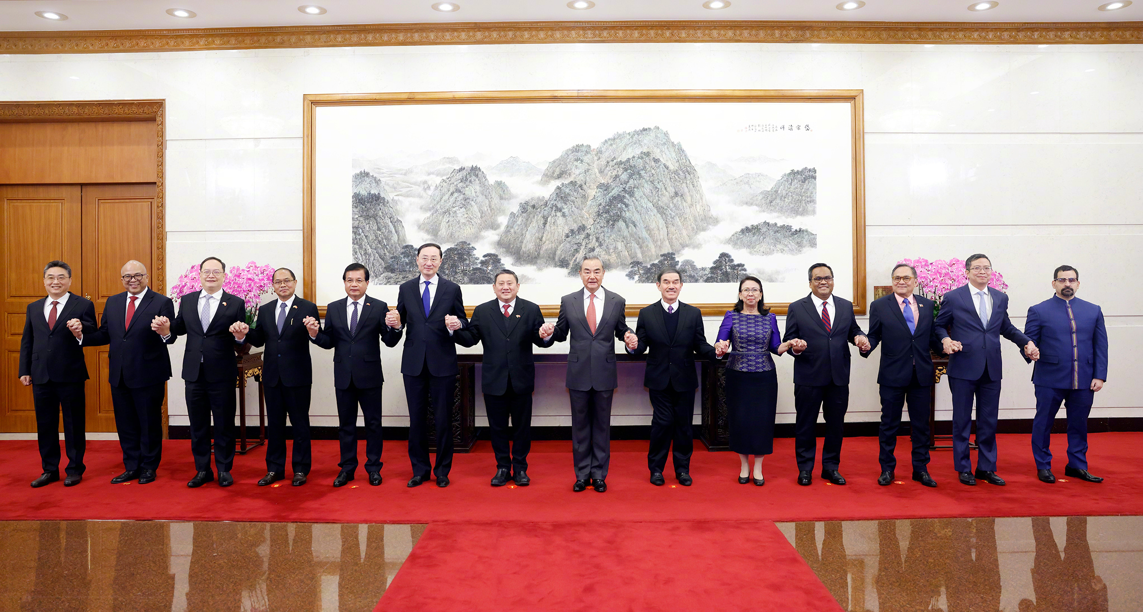 中國外長王毅16日會見東協使節。 (圖:中國外交部微博)