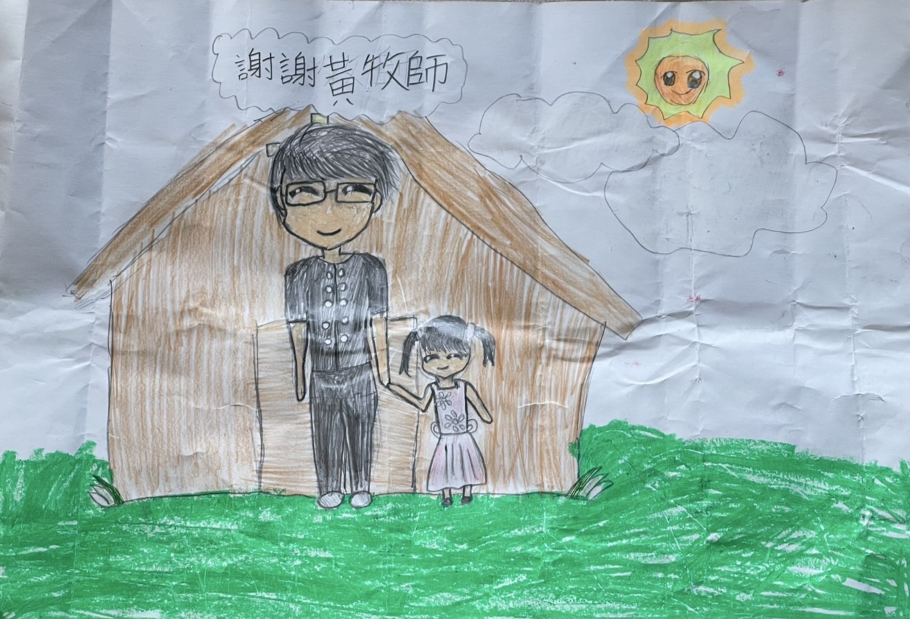 「香港媽媽」的女兒多年前經過藝術治療走出創傷，並畫出對牧師黃春生的感謝，黃春生始終珍藏著。(黃春生提供)