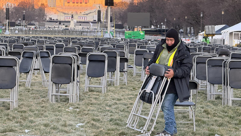 美國總統當選人川普20日的就職典禮將改到室內舉行，工作人員17日收拾草坪上的椅子。攝於1月16日。(民眾提供/圖：中央社)