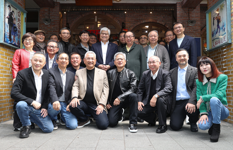 輝達執行長黃仁勳（前排中）18日中午在台北知名台菜餐廳宴請供應鏈高層，包含台積電董事長魏哲家（2排右4）、鴻海董事長劉揚偉（2排右5）、廣達董事長林百里（2排右3）等都到場，眾人在餐廳門口合影。(圖：中央社)