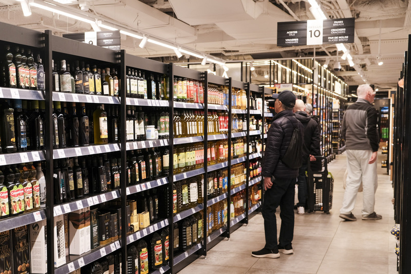 西班牙食品通膨危機在2024年受控制，廚房和餐桌必備的橄欖油價格12月較去年同期下跌12.3%，帶動食品類通膨率降低至1.8%，西班牙人終於可以安心買油。(圖：中央社)