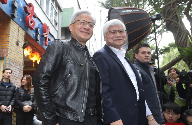 輝達(NVIDIA)執行長黃仁勳(前左1)18日宴請供應鏈高層，台積電董事長魏哲家(前左2)準備離開時，與黃仁勳在餐廳門口合影。(圖：中央社)