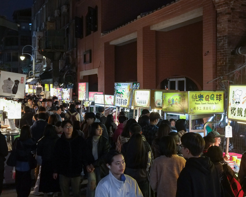 面對中國準備解除禁團令時，我方應審慎思考如何維持觀光產業的競爭環境，避免因殺價競爭、零元團客或中資一條龍所壟斷。圖為台北市士林夜市商圈人潮。 (資料照片：中央社)