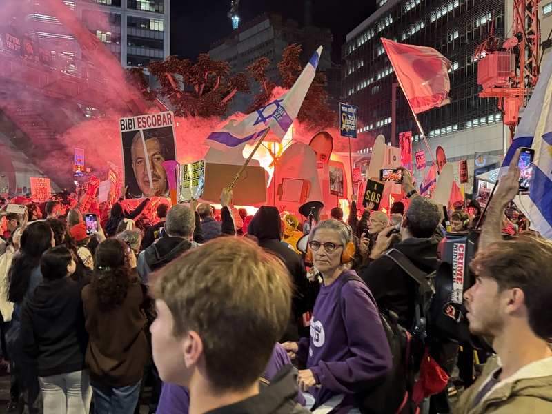 以色列國防部大門前數千人參加反政府示威活動，抗議政府對以哈戰爭的人質談判進展遲緩，群眾以海報設計批評總理尼坦雅胡為Bibi Escobar，似乎將尼坦雅胡比為惡名昭彰的已故哥倫比亞毒梟艾士可瓦（PabloEscobar）。 (圖：中央社)