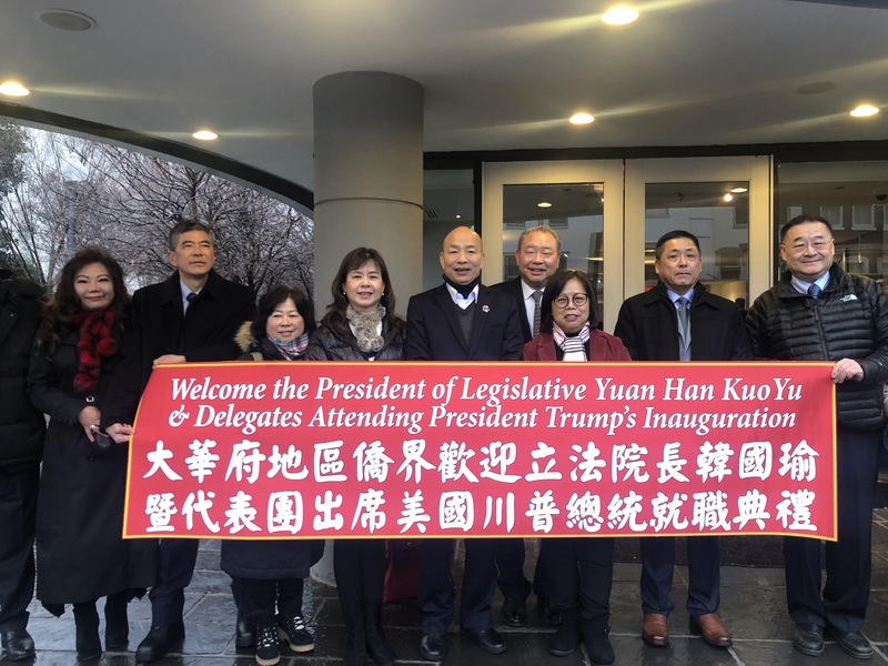 立法院長韓國瑜（右5）率領慶賀川普就職美國總統團19日抵達華府下榻飯店，駐美代表俞大㵢（右4）即向成員簡報參與就職典禮方案。 (圖：中央社)
