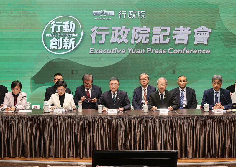 行政院長卓榮泰（前排左3）20日上午舉行「籲請立法院理性審查114年度中央政府總預算」記者會，副院長鄭麗君（前排左2）、祕書長龔明鑫（前排右2）、內政部長劉世芳（前排左1）、農業部長陳駿季（前排右1）、衛福部長邱泰源（後排左2）、文化部長李遠（後排右2）等人出席。 (圖：中央社)