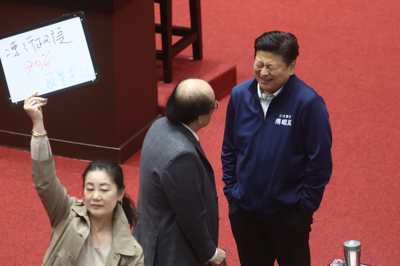 立法院會20日繼續處理114年度中央政府總預算案，民進黨立法院總召柯建銘（中，背對者）與國民黨立法院黨團總召傅崐萁（右）在議場內溝通。 (圖：中央社)