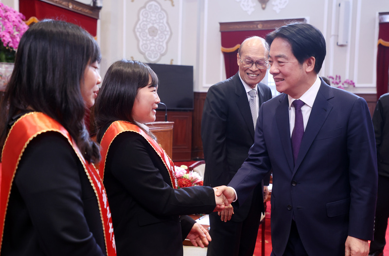 總統賴清德（右）20日在總統府接見「2024第17屆崇越論文大賞」特優與優等論文得獎碩博士生及主辦單位代表，與獲獎同學握手致意。 (圖：中央社)