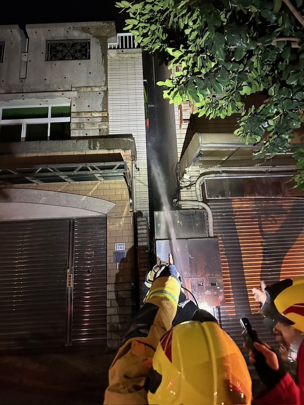 中央氣象署最新資訊，嘉義縣大埔鄉今天0時17分發生芮氏規模6.4地震，地震深度9.7公里，最大震度嘉義縣6弱、嘉義市4級；嘉義市一工廠火警，消防灌救。（嘉義市消防局提供） (圖：中央社)