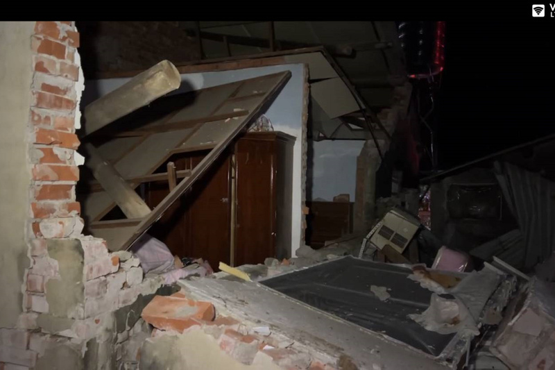 台南市楠西區一處平房住宅區21日凌晨地震後，共有約10多戶出現房屋倒塌等災損。 (圖：中央社)