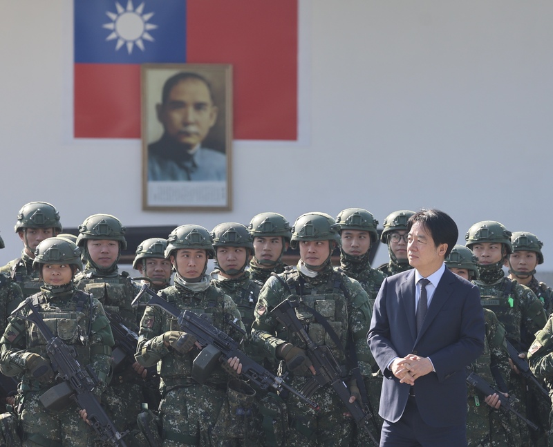 賴清德總統領軍全社會防衛韌性實地演練將登場。圖為賴清德（前右）今年1月前往陸軍台東地區指揮部太平營區進行春節勗勉。 (圖：中央社)