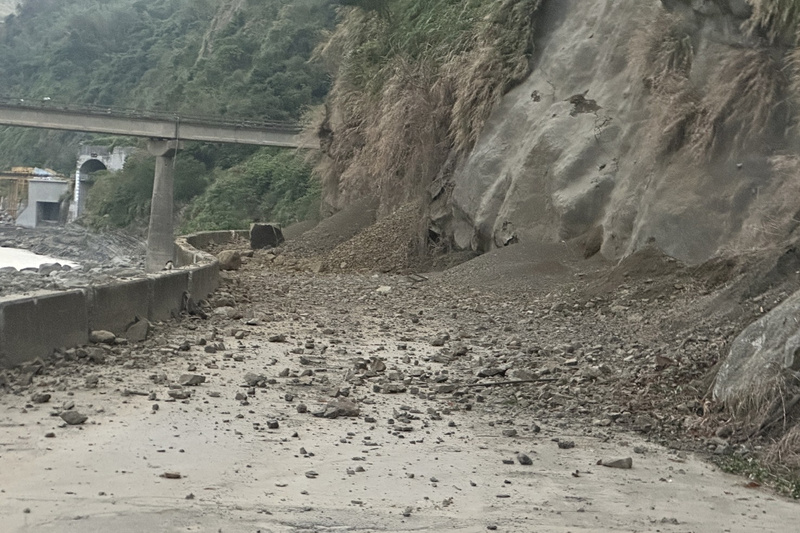 嘉義大埔21日發生芮氏規模6.4地震後，位於震央附近的曾文水庫風景區，道路多處土石崩塌。（水利署南水分署提供）(圖：中央社)