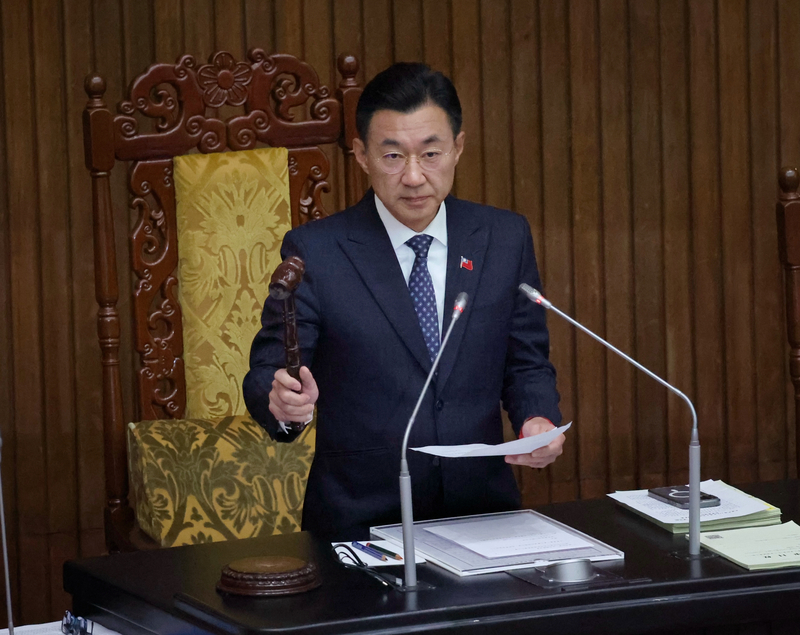 立法院會21日三讀通過114年度中央政府總預算案，歲出原編列約新台幣3兆1325億元，審議結果共計減列約2075億元，刪減金額創下史上新高。圖為立法院副院長江啟臣敲槌通過。 (圖：中央社)