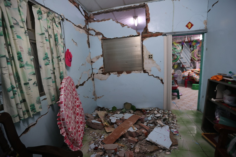 嘉義縣大埔鄉21日凌晨發生芮氏規模6.4地震。圖為台南地區有民宅震後受災嚴重，牆面嚴重龜裂，瓦礫殘垣掉落一地。(圖：中央社)
