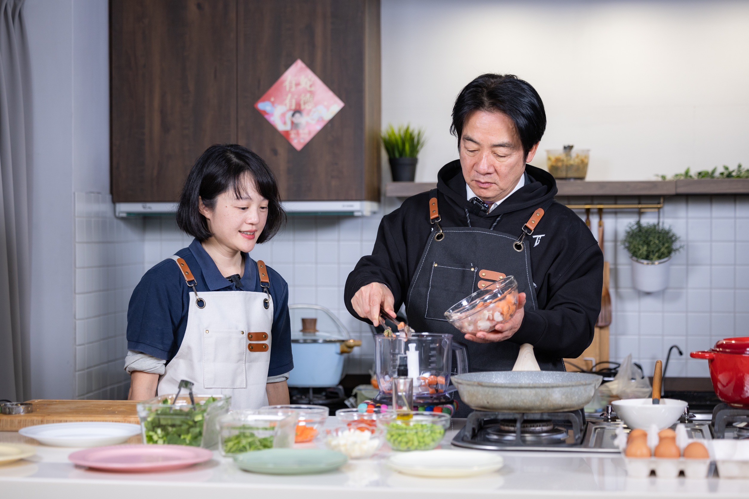 賴清德總統(右)製作寵物年菜「黃金旺旺金元寶」，為家中毛小孩斑斑、Murphy的年夜飯加菜。(總統府提供)