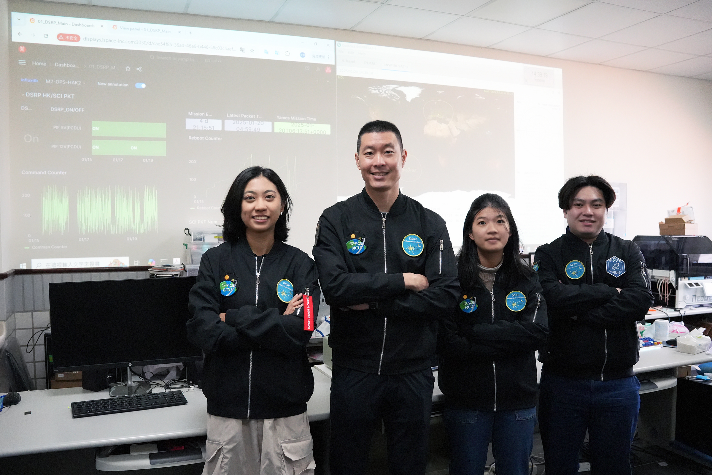 中央大學太空系張起維主任(左二)和參與學生團隊。 (圖:中央大學)