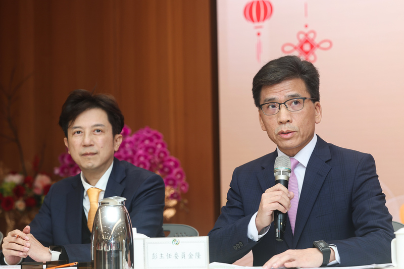 金管會主委彭金隆（右）、副主委陳彥良（左）22日下午在金管會舉行新春記者會，說明金融業市場及國際金融情勢概況。(圖：中央社)