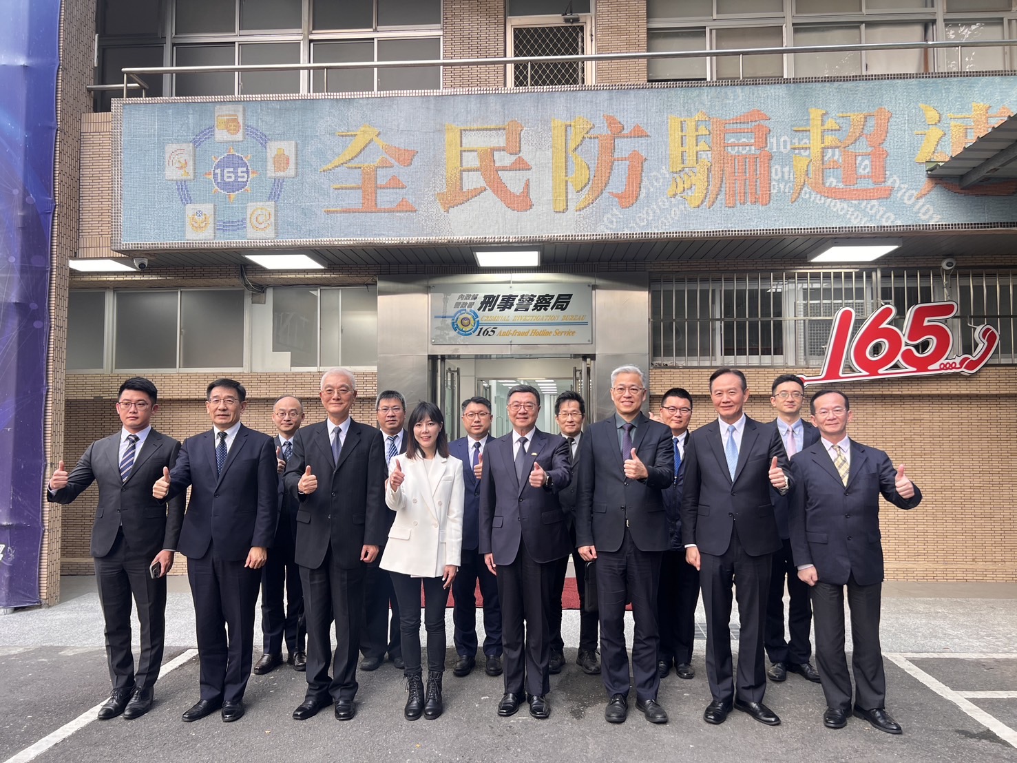 行政院長卓榮泰視導「165反詐騙諮詢專線」中心，指出「165」預算遭刪減凍結，將嚴重影響詐騙防治工作。(刑事局提供)